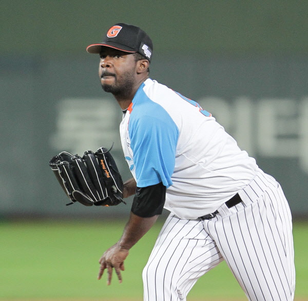 선발 등판한 유먼 선수의 역투모습